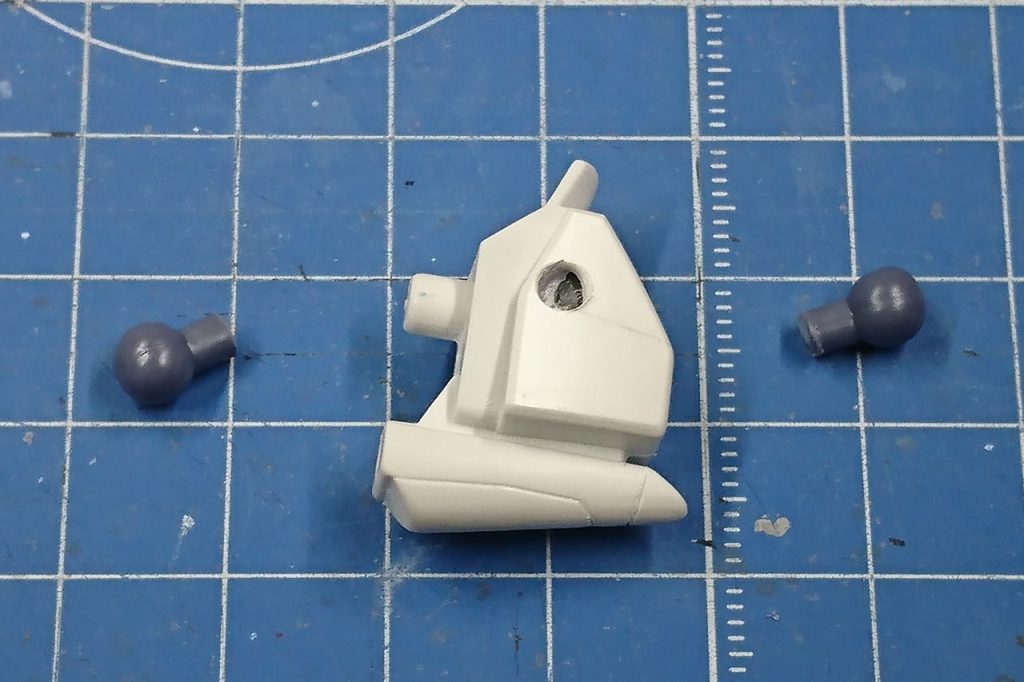 バックパックを制作しています。ボールジョイントは、ちょうどいいサイズのものをリサイクルマウンテンから発掘してきました。