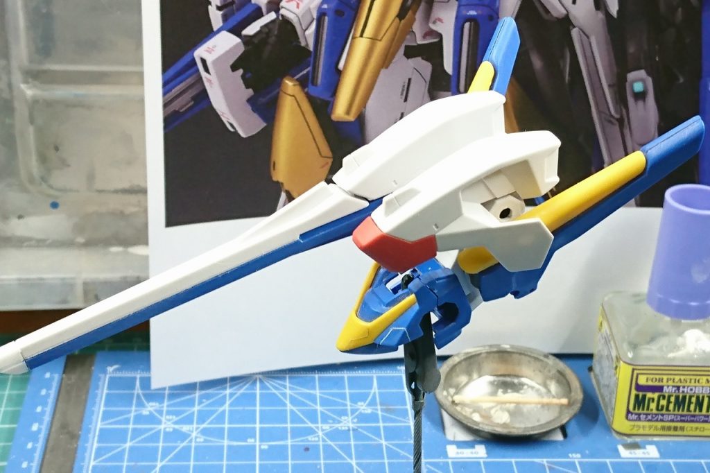 ハングオーバーキャノンの位置調整中。ミノフスキードライブユニットに被さるように試行錯誤しているところです。