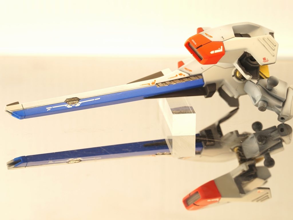 特にこだわって制作した部分が、このバスターパックの背負いものです。元々は、ココからミノフスキードライブが生えていました。