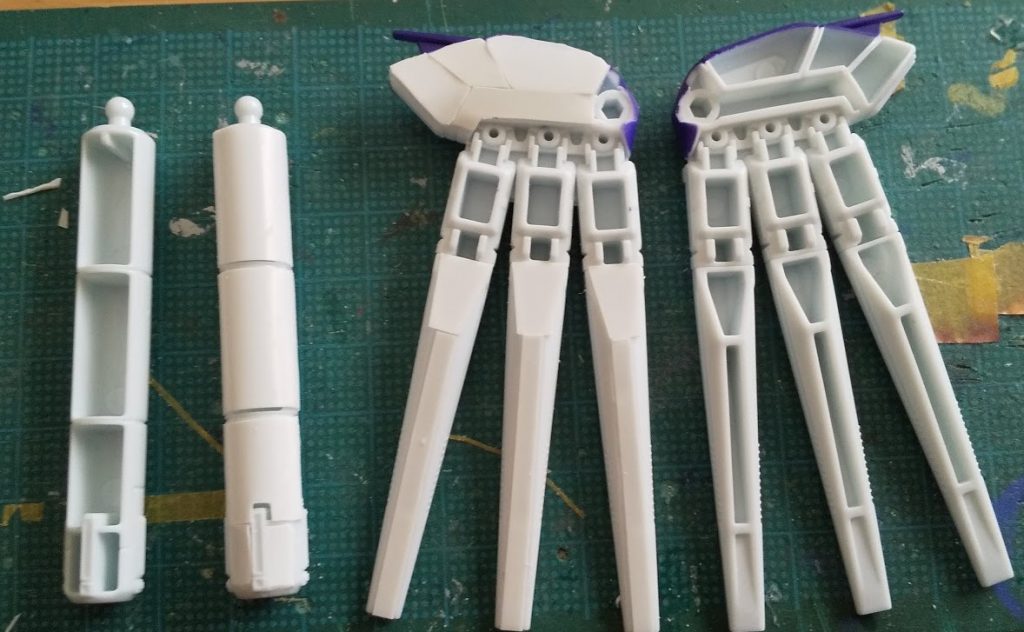 プロペラントタンクとフィンファンネル、ウイングの肉抜きはプラバンで埋めただけ。ディティールまでは再現していません。