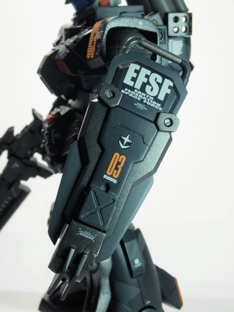 シールドはジムストライカーから拝借。先端の形状が好みじゃなかったのでプラ板箱組で新造。1.2mmプラ板でクロー？を付けました。