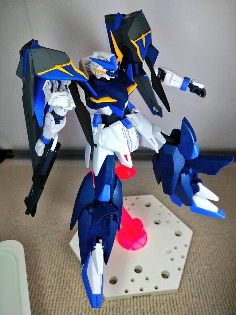 ファントムモード肩部のバインダーからステルスフィールドを機体全体に発生させ敵に感知されずに近づくことが出来る