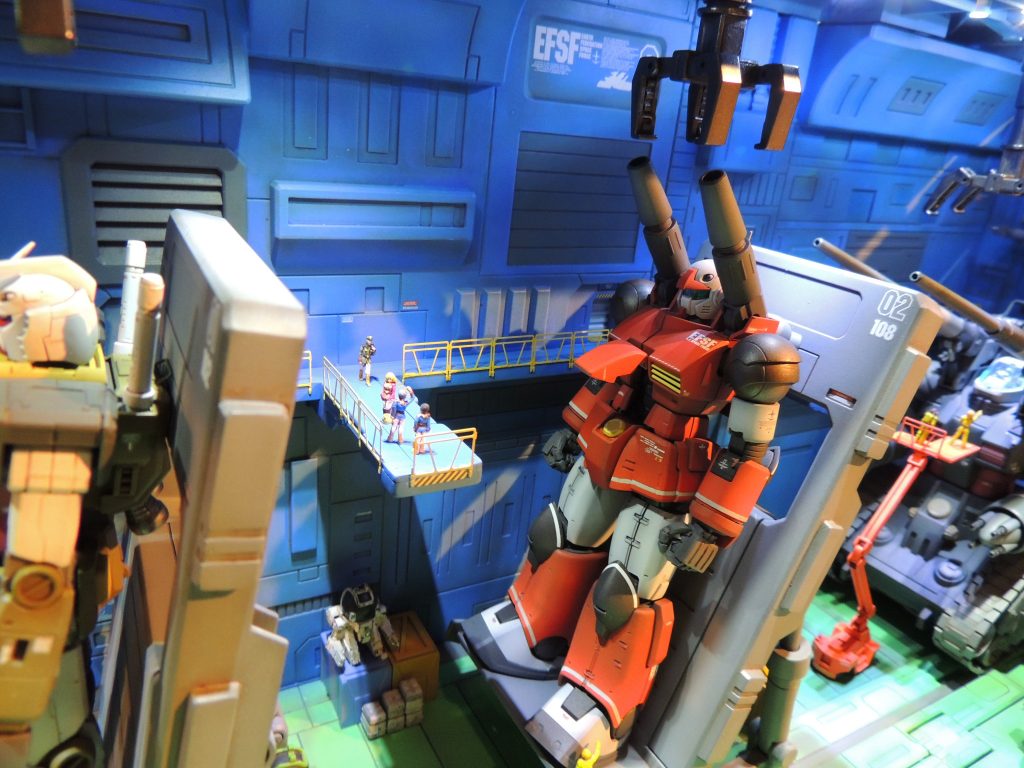 ２番目のガンキャノンの前には、荷物、機材、プチモビを置き、ゴチャゴチャさせてます。スレッガー、セイラ、カイ、少年兵のフィギュアを置いてます。