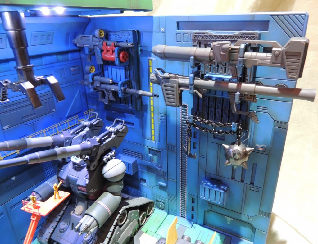 後部壁面には、ガンダムとガンキャノンが携行する武器類を取り付けました。武器・弾薬は、収納されているのが妥当ですが、壁面の密度感を上げたいと考え、分かりやすく見える所に設置してみました。