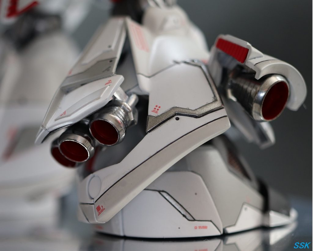 両足の格納式バーニア