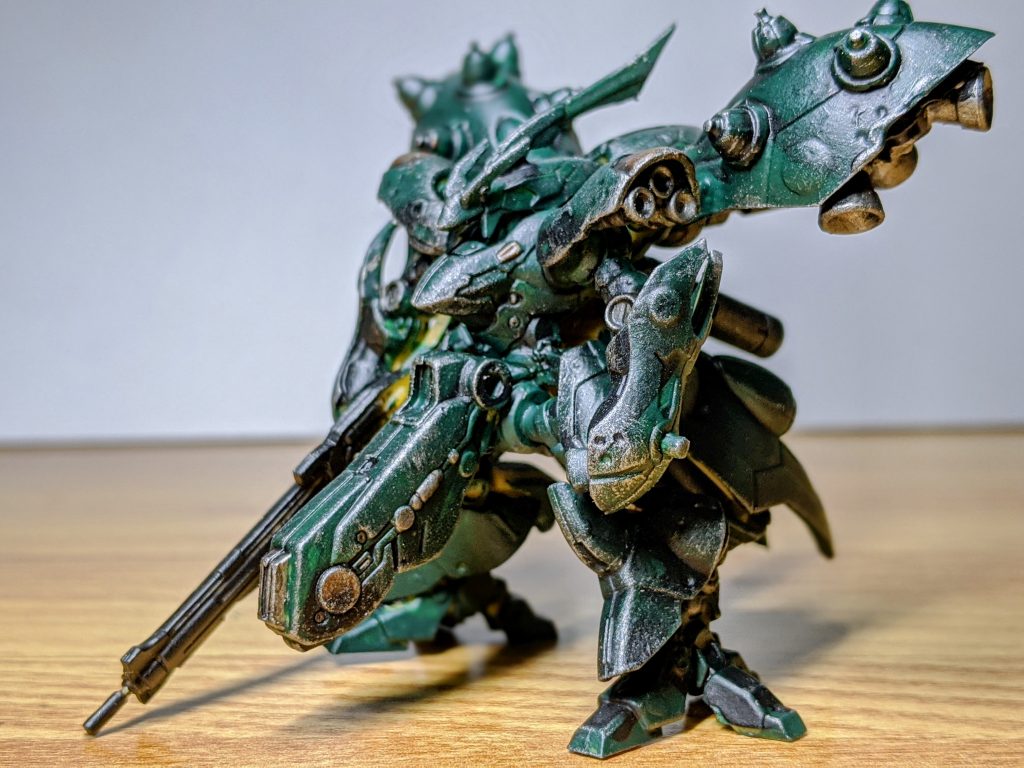 塗装はシタデルカラーのカリバングリーンをベースにドライブラシとフィルタリングで整えました。