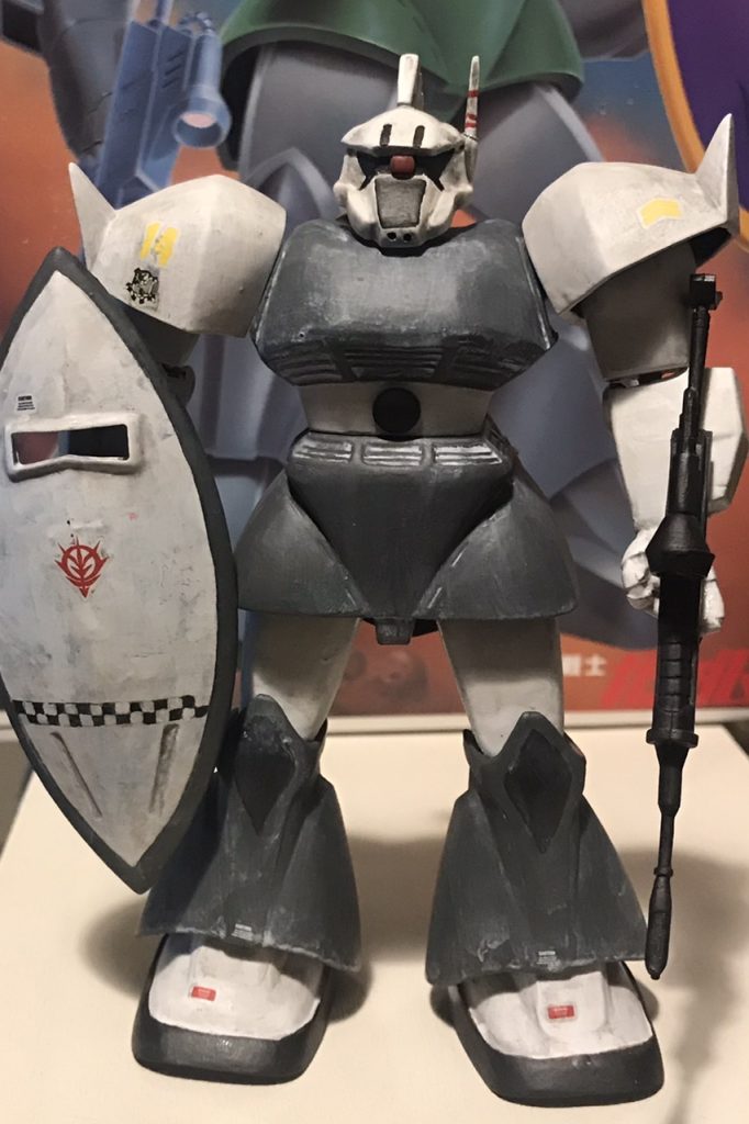 正面から見ると頭部の改修が不完全に見えますね、、hgucの実物と1/100ゲルググの箱絵を主に参考にしましたが、なかなか難しかったです。