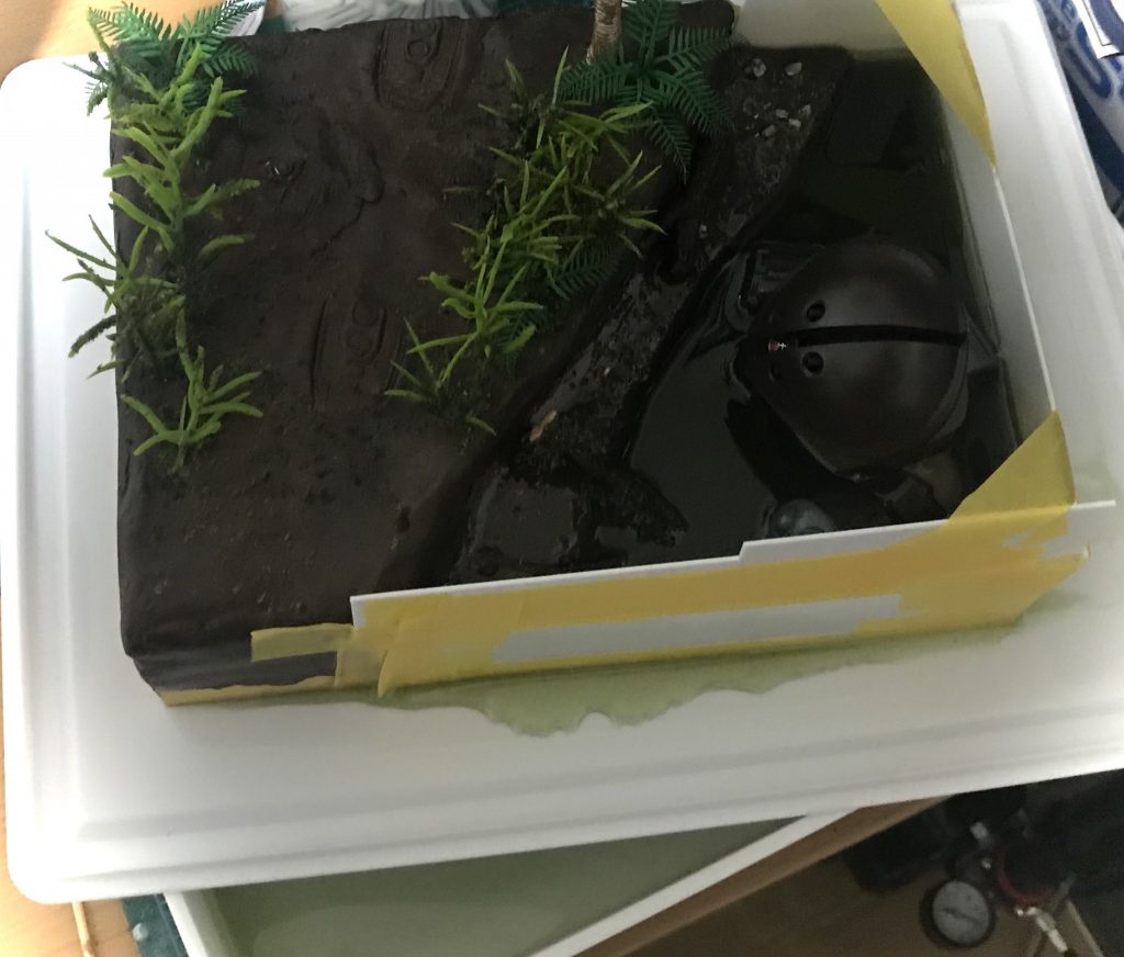 「アッガイさん」：風呂の元栓抜けてまっせ！「私」：(；ﾟДﾟ)夜注水し、朝起きて固まってるかなーとワクワクしてみたらこの惨事。隙間があると漏れるのでしっかり接着しましょうという教訓でした。皆様も実施されるときは気を付けてください。結局、透明のプラバンで周りを囲み、隙間には模型用セメダインを流し込んで埋めたうえで再トライをしました・・・