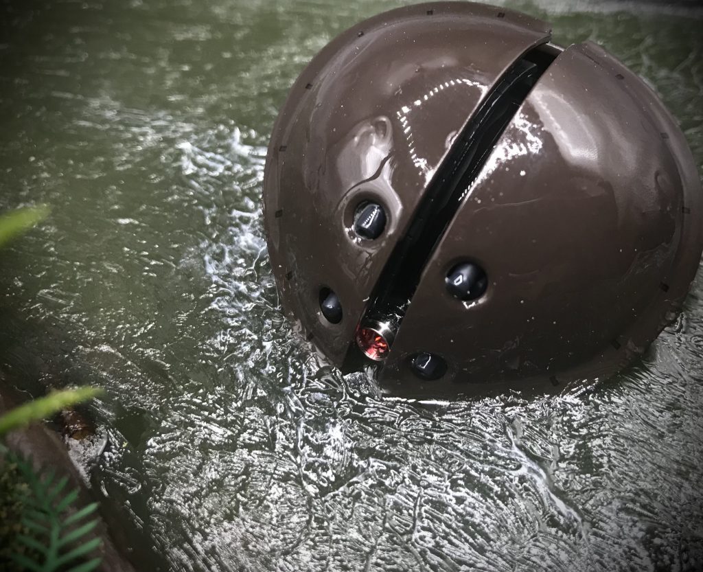 モノアイはハイキューパーツさんのSPプレートにスワロフスキーをはめ込んでいます。本当は頭の半分くらいまで沈めたほうが潜入してるっぽい気もしますが、このモノアイを水面に出したくてこんな構成に（笑）水の流れはジェルメディウムにつや消しホワイトでドライブラシで表現。アッガイさんの頭からデブコンETを流し込んだおかげで何となく濡れてる感じが表現できてるかなと個人的には満足です！