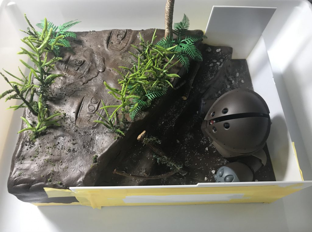 周りを囲んでいざ注水！今回水表現にはデブコンETという製品を使って作成しました。ちなみに着色はファレホのオリーブグリーンRLM80を数滴たらして行っていますが、ここからが悪夢の始まりでした・・・・・・失敗は成功の母です。いやホント！