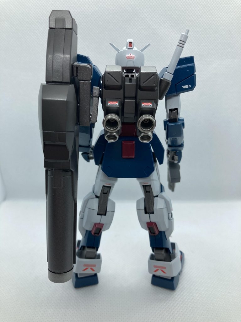 バックパックはジムストライカーの物を使用。ガトリングの取り付け部は自由に動かせるようボールデンアームズを埋め込みました。バーニアはなんかの余り物。