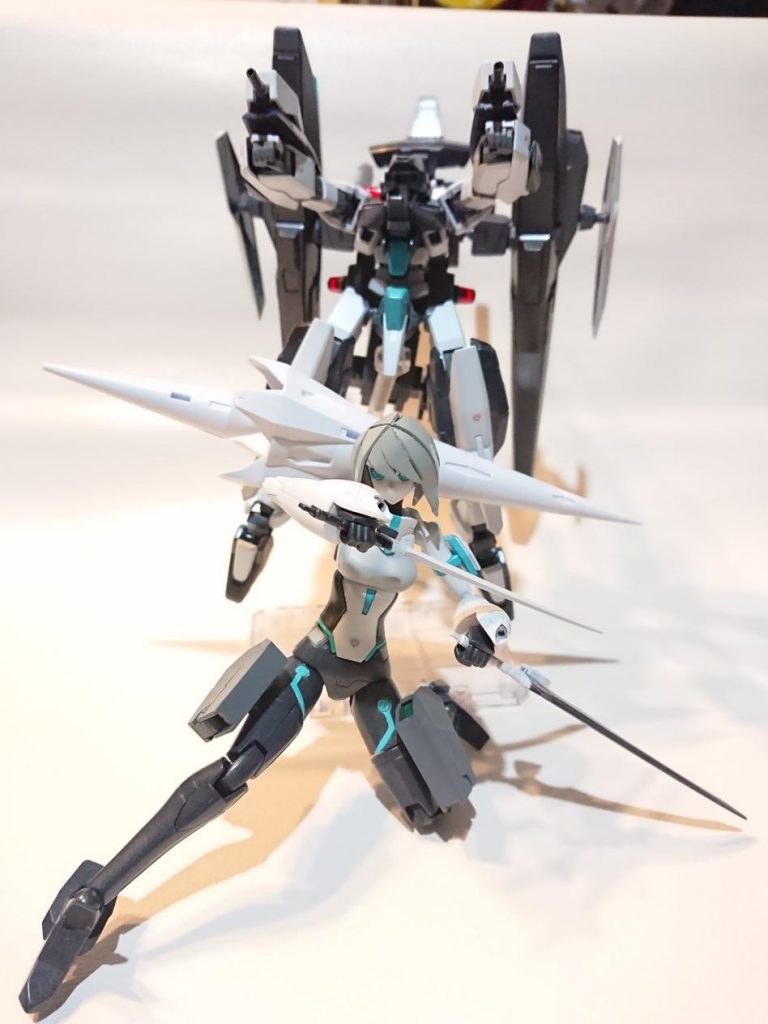 というわけで、モビルドールメイ＆ハルトリンカーです。ビルドダイバーズリライズ本編終了後からおよそ2年後のメイちゃんという妄想設定です。自身の出自と経験から、さらにGBN運営側から誘われたこともあり、スタッフの一員として働きだしたメイちゃん。新たに誕生したELダイバーの早期発見と保護、そしてそれによって発生しかねないバグやウイルスの駆除等を現地で調査する、というのが彼女の主な役割です。メイちゃん自身はモビルドールに乗り込み、さらにハルートの改造機ハルトリンカーを支援機として従え、ともに様々なエリアを探索します。