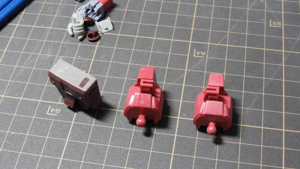 肩アーマーとバックパックの目立つ段差は瞬着盛り付けで修正バックパック上面の丸いディティールはウエーヴのUフラットに置き換え