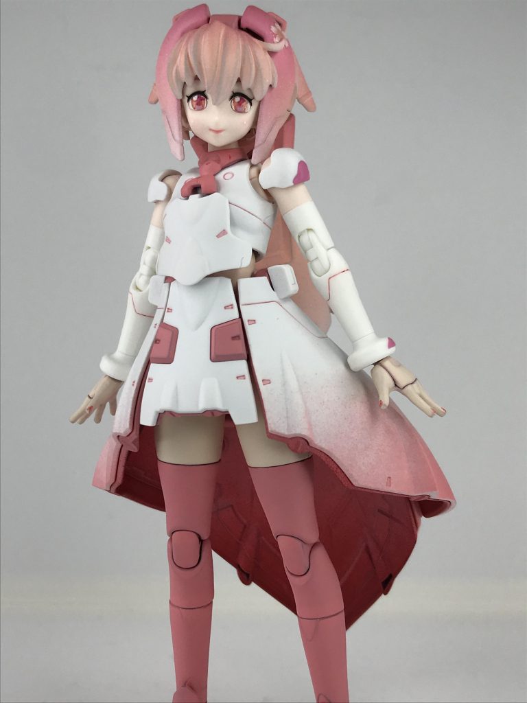 できあがり! 我ながらスゴイものができたと、ドキドキしました(^^)脚やスカートの裏地はピンクサフです。裏地のスソはあずき色でグラデーションをかけています。最後にツヤ消しトップコートです。