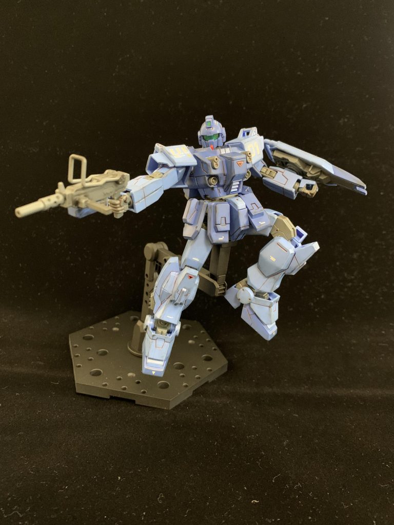 100mmマシンガンを持って戦闘シーン風。旧版のBD1号機も良かったですが、HGUC版もこれはこれで好きですね。