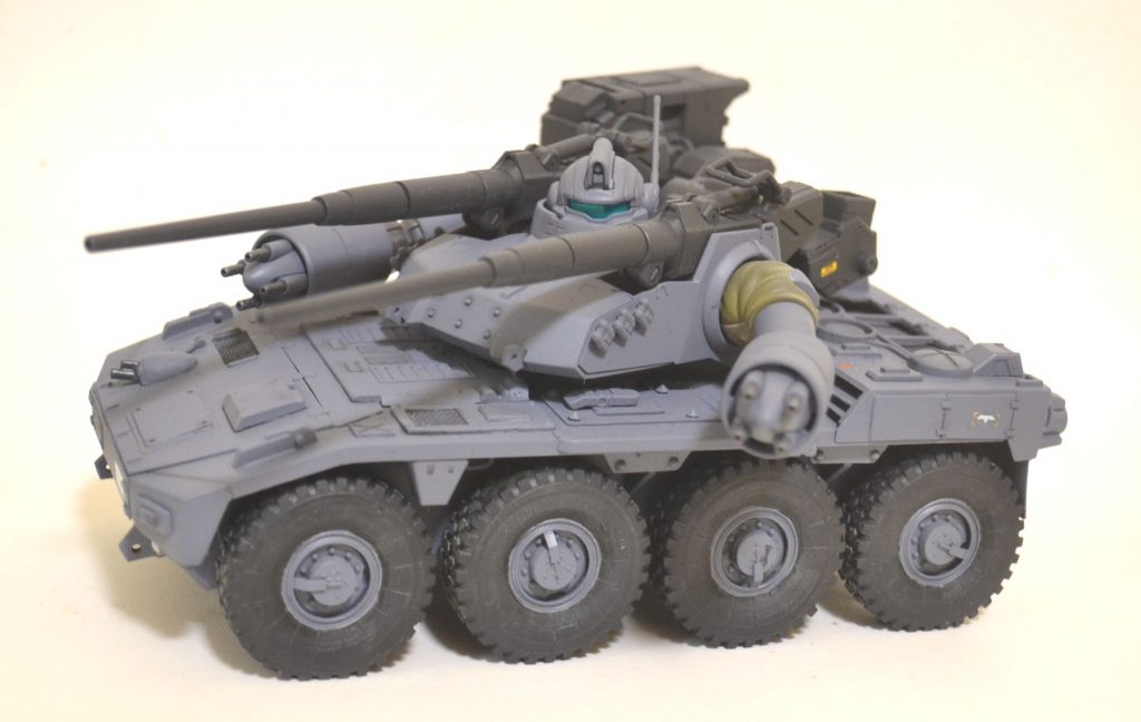 上面のディテールは砲塔が浮かないようにバランスをとるようにしました。もともとガンタンクはスケール不明感が強いので戦車模型を参考にしようとしましたが、結局雰囲気重視でガンプラパーツとプラ板で工作しました。