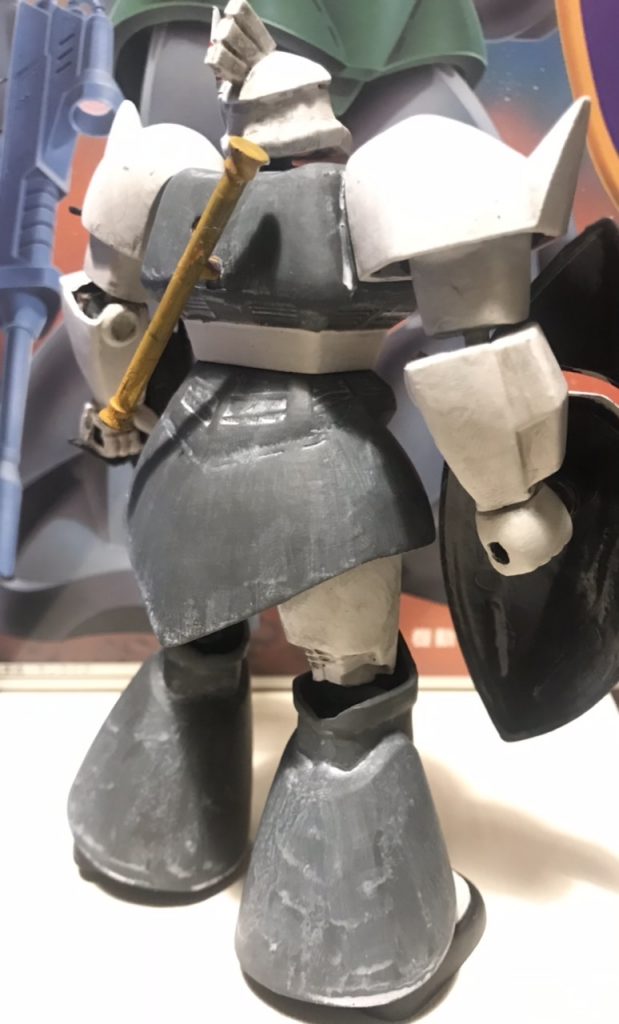 ジオン本国防衛部隊の所属ということですが、そこは気にせず、このカラーリングからのイメージで飛行機っぽいウェザリングでビシャビシャにしてみました。肘は簡易的にポリキャップを入れて、前から見た時にいい感じになるようにしました。後ろからはお察しください、、