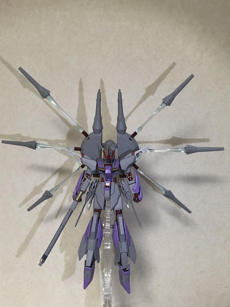 カラーリングはレイ・ザ・バレルのパイロットスーツの色にできるだけ近づけています。関節はメタリックレッドで塗装しました。     ドラグーン射出！