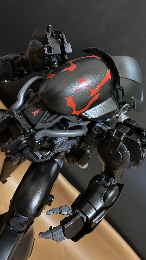 この機体のダイバーであるレイ。彼(バトル中の言動などの様子から男性と思われる)は、自らの機体を、登録名であるレイグリモアでは無く、「ジオネータ」と呼称している。ペットネームのようなものだろうか。