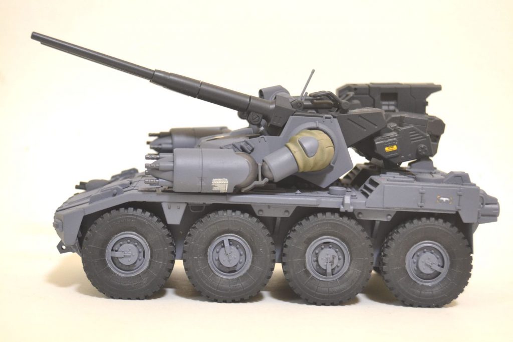 横から。なるべく現代の主力戦車ぽくしました。