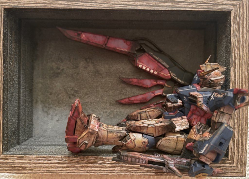 額内部はグリーンサンドパウダーで塗り固めています。当初は黒の予定でしたが、フレームが木目調の為、あえてカビが生えた様な不気味さを出す事で、ガンダムの無機物的主張を強められると思い、そうしました。