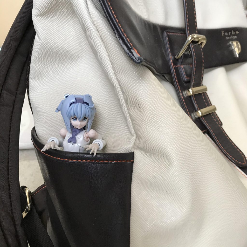 持ち歩きたいくらいかわいいので、通勤用のリュックに入れてみました。ちゃんと持ち歩けそうですね!(笑)