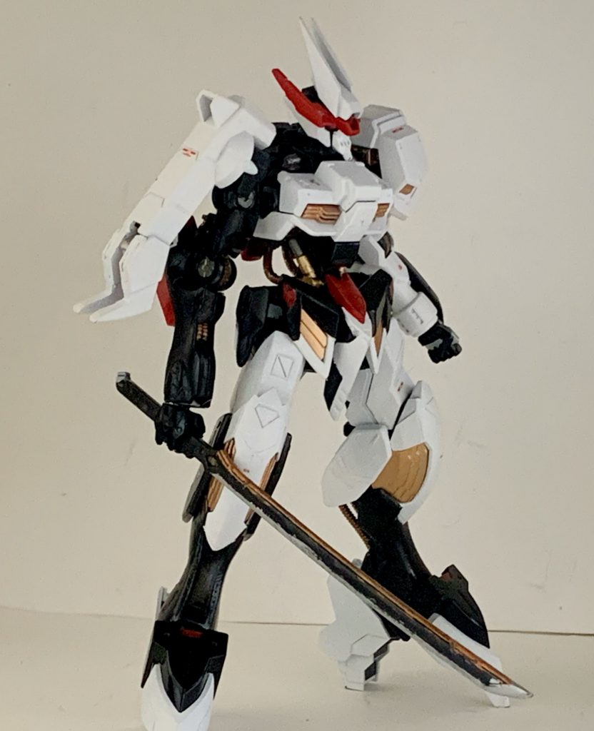 刀の峰部分にはライフルモードなどを制御するための電気ケーブルとして銅色を塗ってみました。ここでアピールショットは終わりです。以下制作工程に移ります。