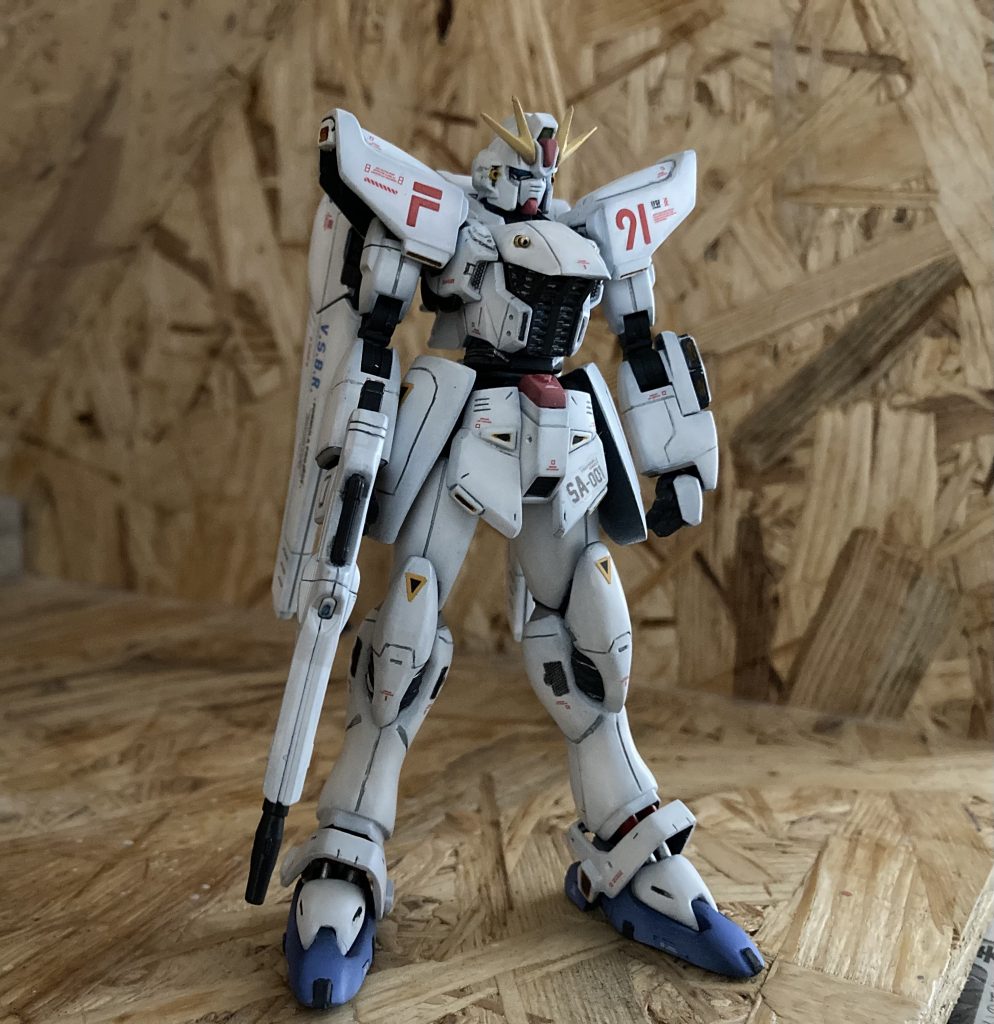 白が多いので単調にならないように、立ち上げ塗装に初挑戦しました。胸のバルカンの付いたパーツだけ艶あり。他は艶消し。デカールは一部を自作。胸部バルカンは真鍮パイプで作成。公開当時は小学生で、夢中になっていたF91を作ることができて嬉しかったです。結局、旧キットも買っちゃいました(^^)（ビギナギナも）最後までご覧いただきありがとうございました！