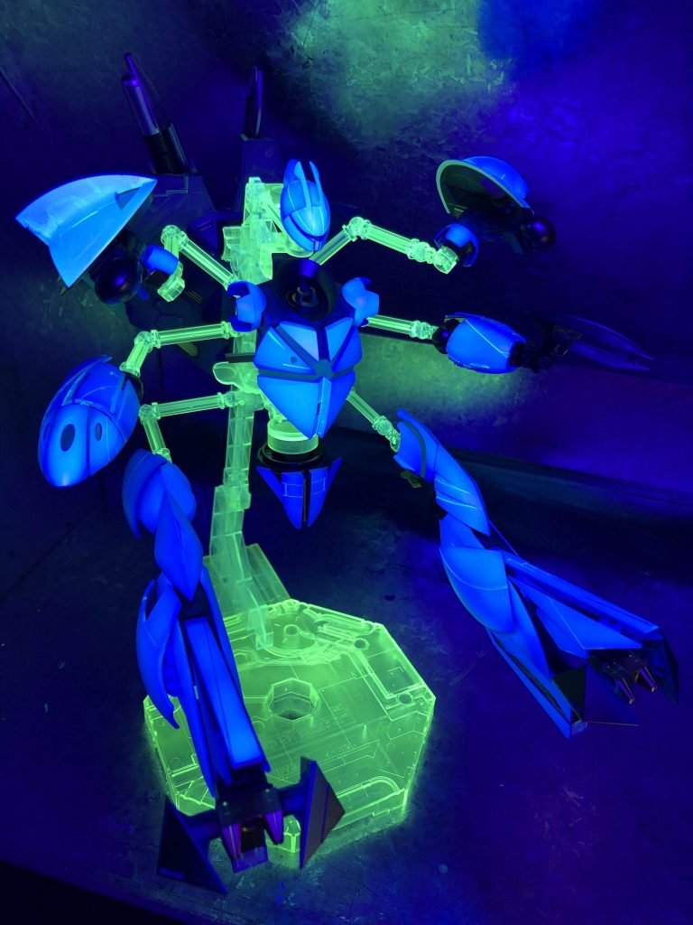 元々クリアパーツはブラックライトで光りますが、さらに綺麗に発光します!