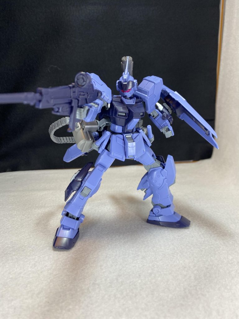 数年前に知り合いの方から譲っていただいたペイルライダー、やはりというかよく知らない機体はカッコよくてもなかなかモチベが湧かず、組んでから1年、サフを吹いてからさらに1年放置…(土下座)当初はグレー系で塗ろうと考えていたんですが、それもなんだかなぁと…色々考えた末、端白星塗る時に使ったメタリックパープルの塗装が楽しかったことに釣られ、「とにかく趣味の悪い色にしてしまえ!」と塗装を始めました(笑)