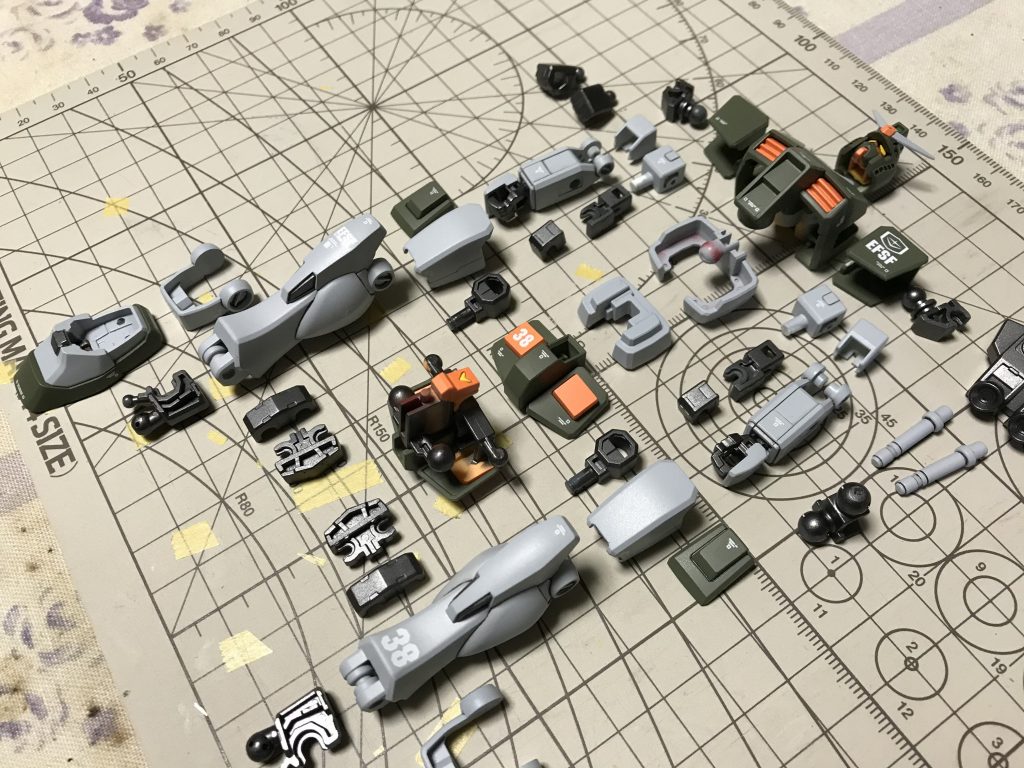 お茶濁し画像で申し訳ない限りです。このキット色分け完璧なのですが、組み上げる時にそこらじゅう擦れて塗装が削れるので、前もって塗装膜分のクリアランス稼ぐためにヤスらないと後々泣く事になるんで次回作る時には気を付けたいと思った次第です。