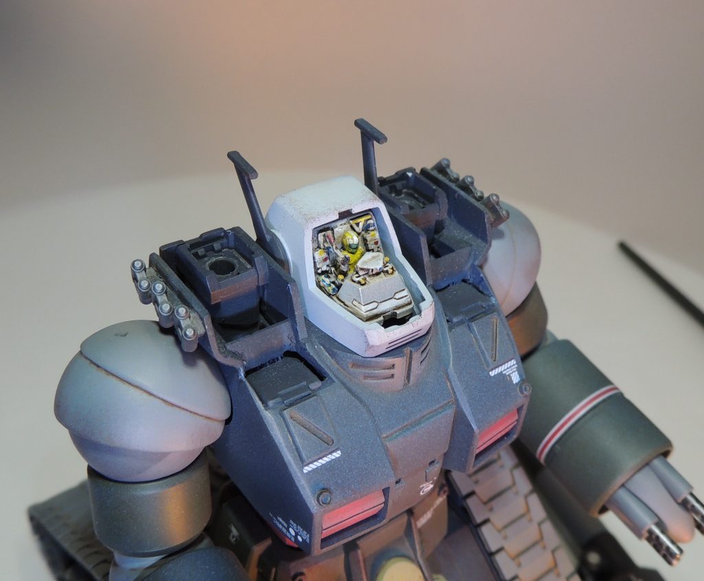 ガンタンクの頭部コクピットは目立つところなので、内部をプラ材やエッチングパーツ等でデコレートし、ビルダーズパーツのフィギュアをハヤトに見立てて着座させています。カラーリングは、リアルタイプの画稿が見つからなかったので、ガンダムとガンキャノンを参考に配色しました。