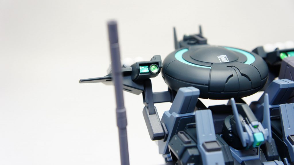 バックパックのセンサー部分は塗装した市販パーツにUVレジンを塗ってクリアパーツ化。丸センサーはHアイズを使ってます。