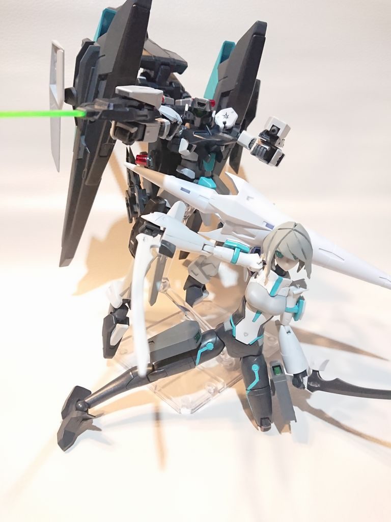 最後に1枚。メイちゃんが主役なので、ハルートは目立ち過ぎないように顔を量産機風に。他にも装備はありますが、1投稿で２機分はちょっと無理がありましたね(;'∀')