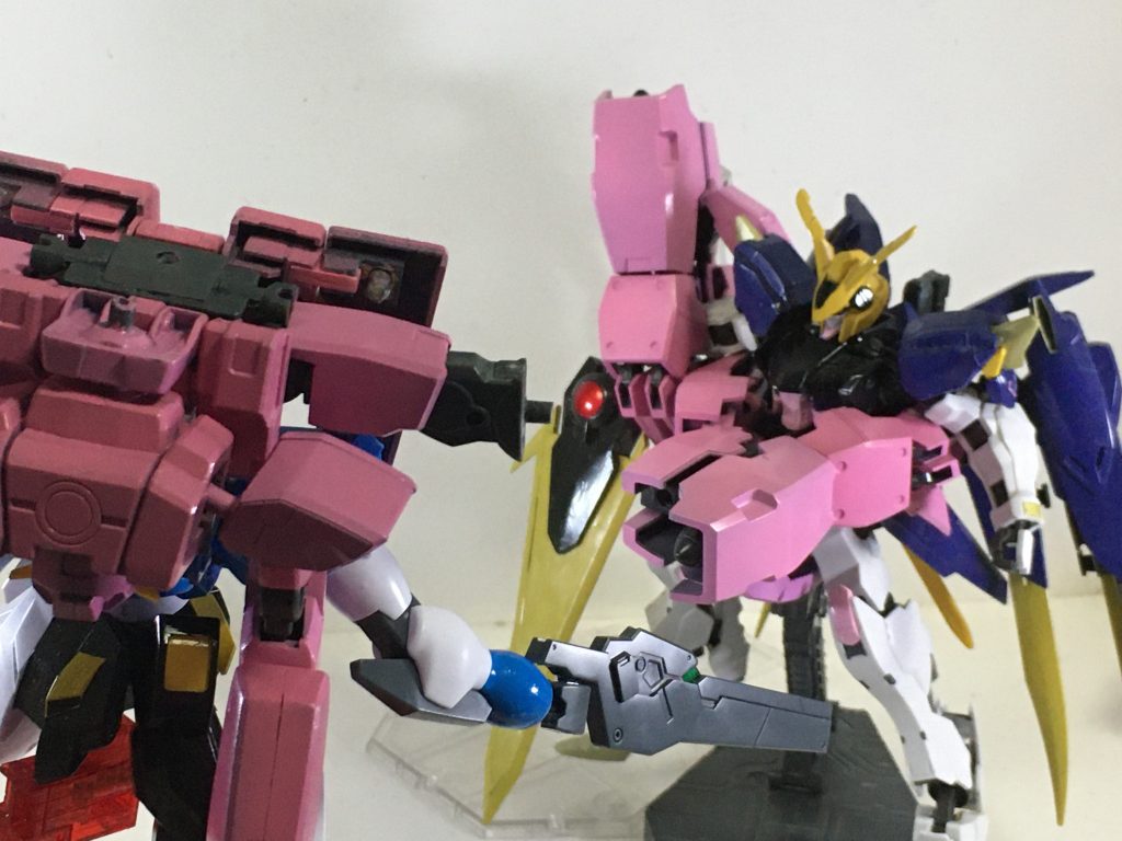 劇中でELSに侵食されたダブルオーライザーリペアを救出するために、腕を切り離したシーンを、宗教敵である神子のバエルデウスの襲撃に。