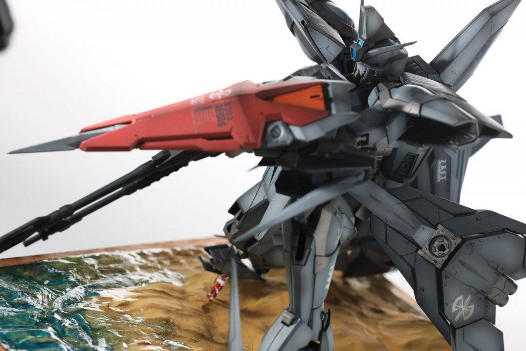 着座姿勢のパイロットパーツの手足を切り刻み、直立姿勢にし筆塗りしました。ワイヤーは鉄道模型などで使われる細い針金を使用しました。