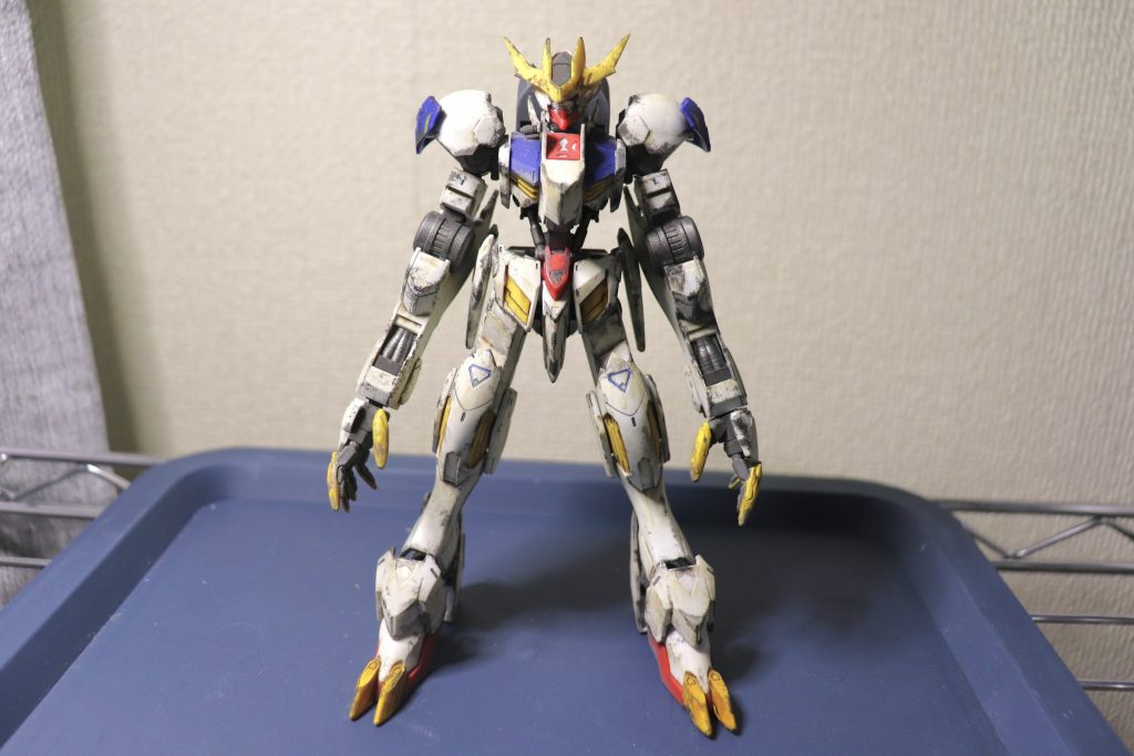 汚しに使用したのは、リアルタッチマーカーグレー2で陰影、ブラウン1でスス汚れや泥、アクリジョンメタルシルバーでチッピング、ドライブラシを行いました。