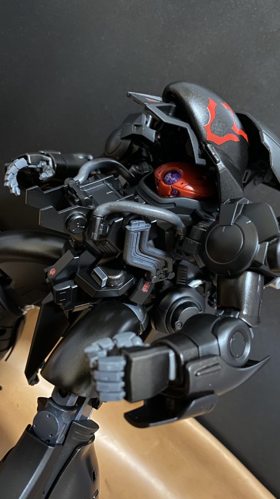 コアとなる頭部を露出。フェイスカバーが開く様は、まるで嘲笑する悪魔のよう。カメラアイ？の色が紫色なのは…。