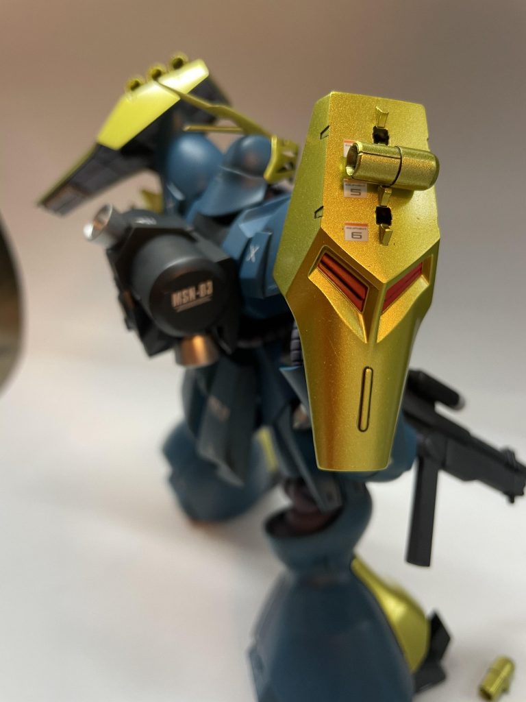 ファンネル部分は隠れるのにデカール貼ってます。隠れるのに。戦場の絆では鳴り物入りで登場した割に大した性能ではなくてガッカリした思い出が。