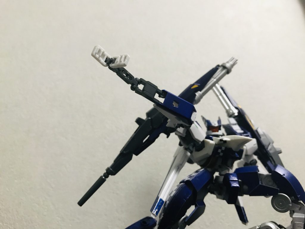 ・腕部サブアームユニットも健在。引き続き肩に装備しているビームライフルやビームサーベルの使用も可。物を掴んだり、ぶら下がったり等、障害物や地形を利用しての戦い方にも慣れてきている。