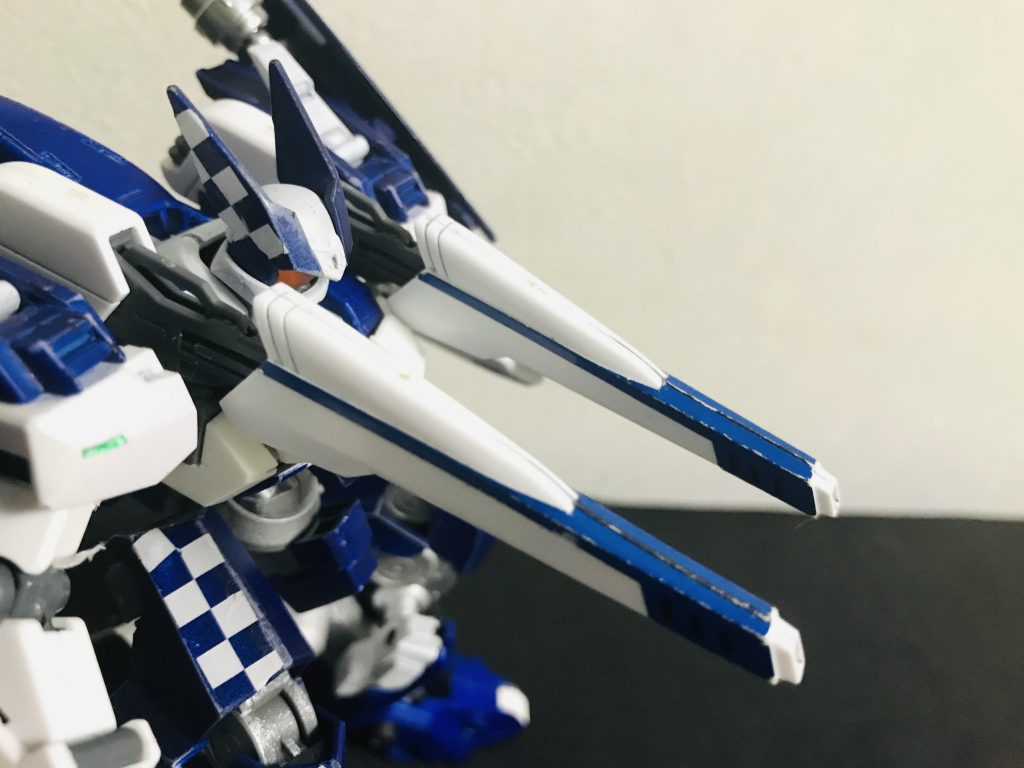 ・ヴェスバー肩に装備された加速ビームライフル。ビームの加速調整に加え、フルチャージ時は装備している射撃武器の中で1番火力が高い。