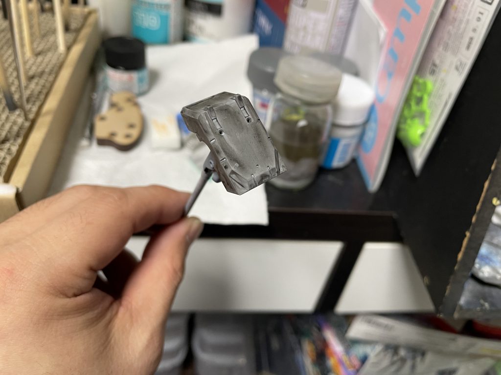 サフからの一色目つや消しブラックでウォッシングしてます。この段階では瀬川たかしさんの戦車の作例を参考になってました。暗いカラーリングもそのためです。