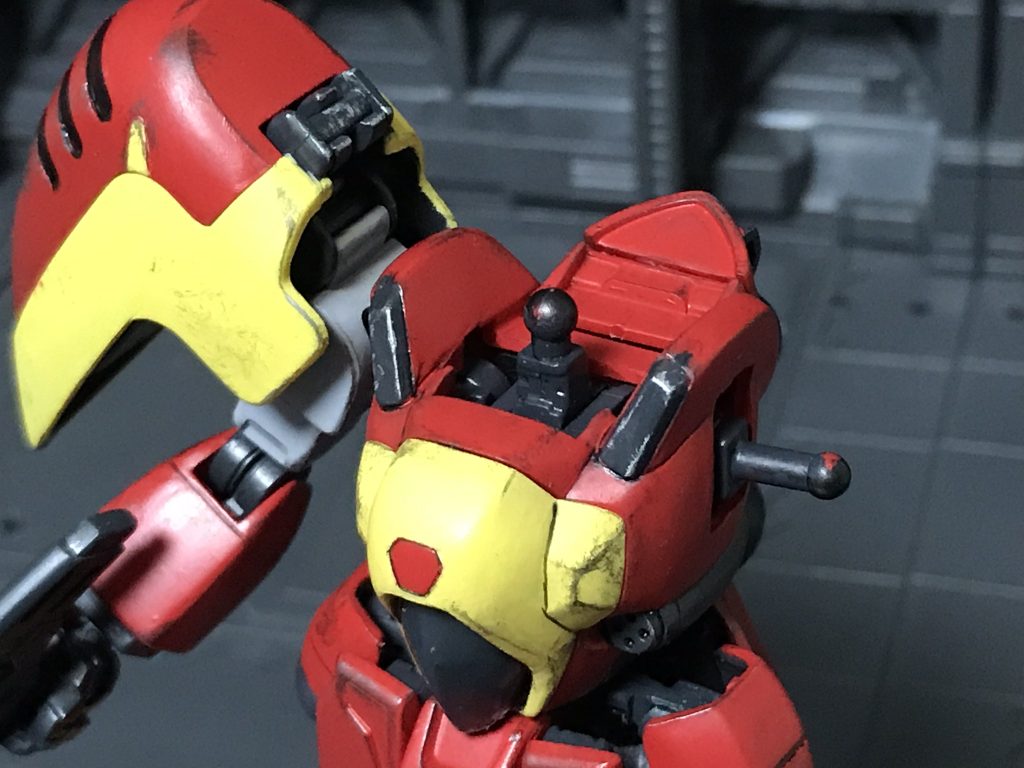 胴体部にGフレームをそのまま移植Gフレーム自体は胸部と腹部がボールジョイントで可動するのですが、素キットを胸と腹で分割すると不自然になりそうだったのでフレームの可動はオミットしてますただ首回りと肩の可動は確保したかったのでそこだけ素キットを切ったり削ったりしてます