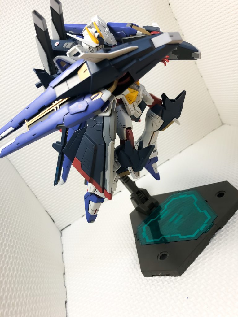 ドラグーンシールドを構えさせました。この新規武装は、どことなくアメイジングレブに似ていて、メイジンカワグチが作った機体として、繋がりがあるのが良いですね。脚部は、フレームを少しディテールアップして、フレーム部を露出させるようにしています。