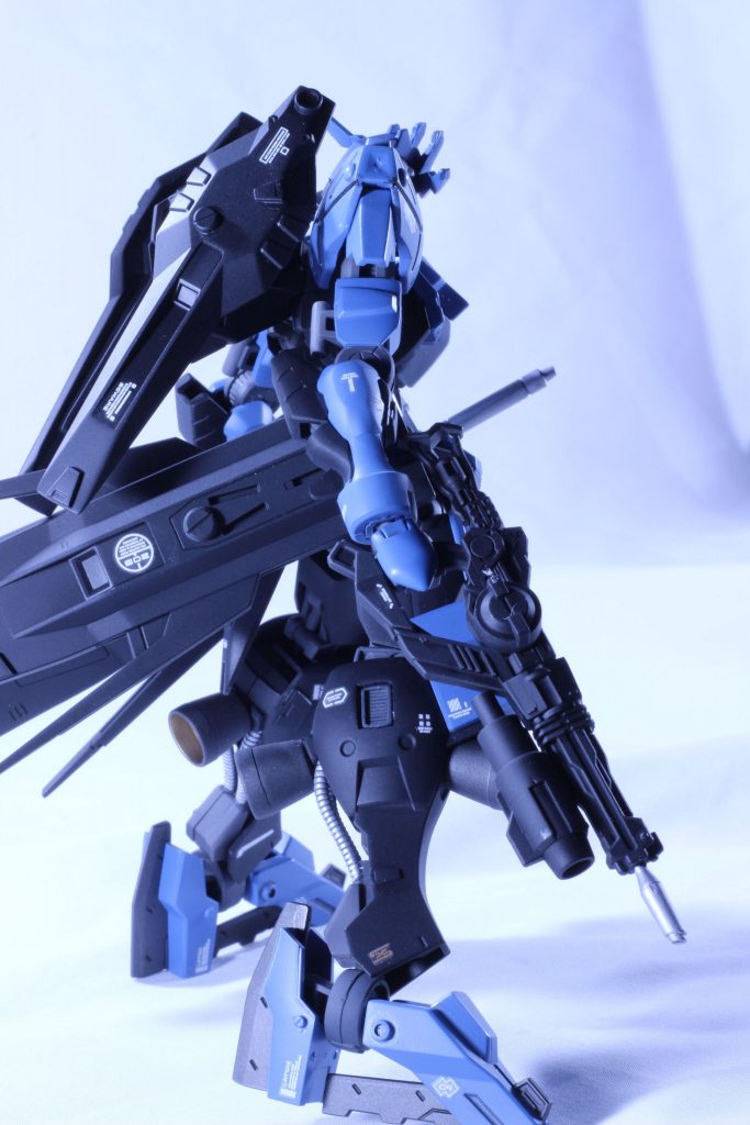 ディテールはモールドを貼ったのみでほぼ素組み。ビームライフルはビルドダイバーズの武器セットを使用しました。脹ら脛のダクトは開口のちはめ込んでます。