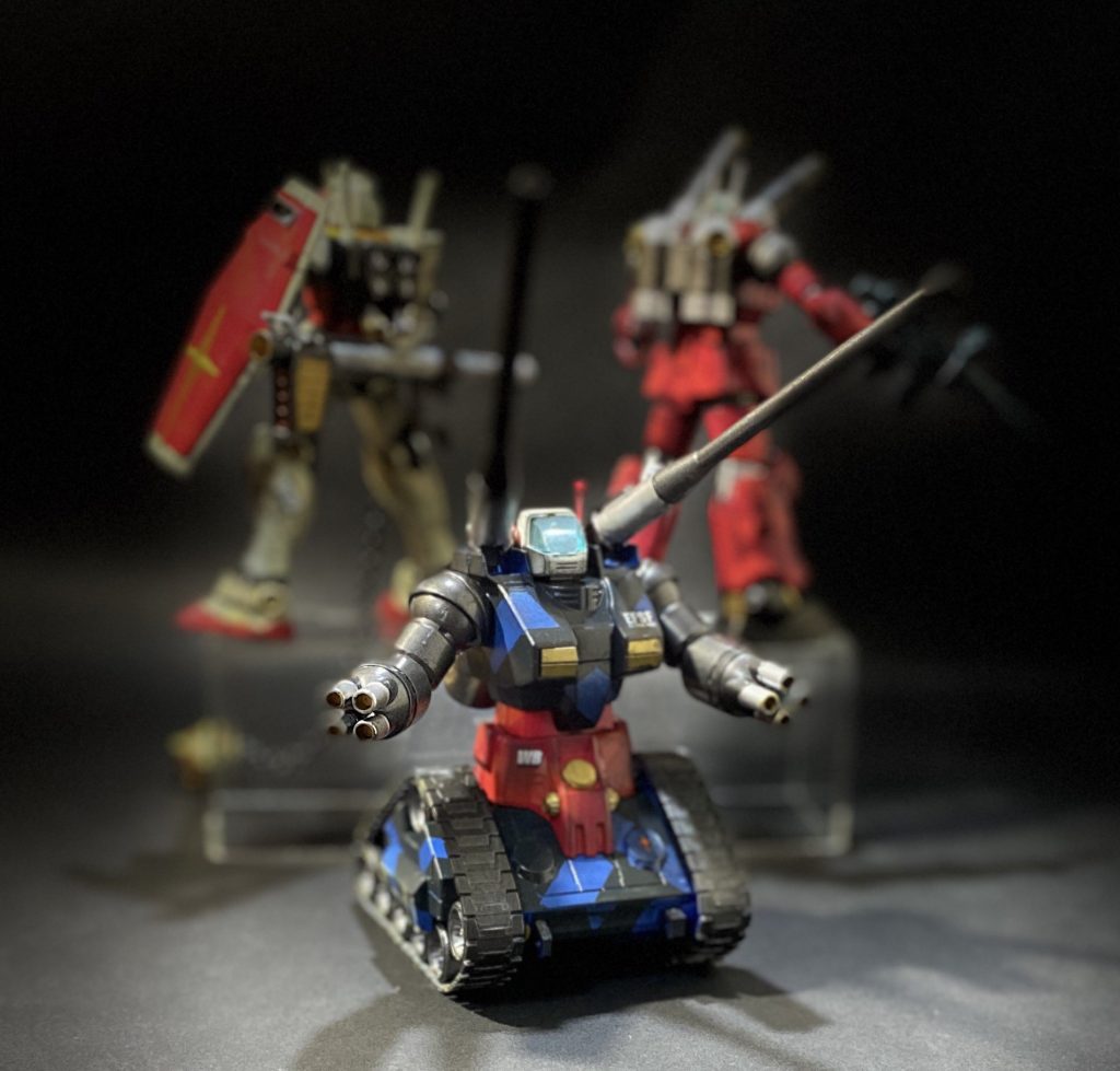 タンクは逆に鮮やかなブルーとダークブルーでスプリット迷彩を際立たせました。キャタピラ部分は力を入れたつもりです。