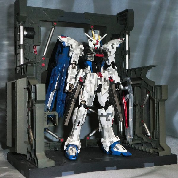 HGCEフリーダムガンダム（フェイズシフト起動時）