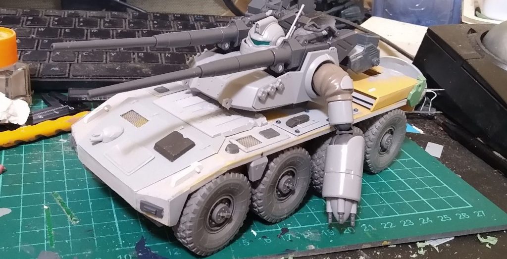 厚みがどうしても気になったのでフェンダー部分を薄くして、ギリギリまで車高を落としました。サスペンションはストロークしないですね(汗)表面処理の手間を省くのとディテールアップも兼ねてパネル類をプラ板で作って貼ってます。