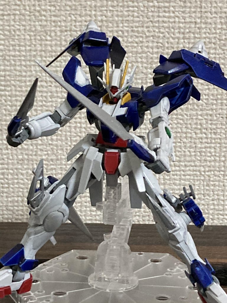 GNブレイド大小各2本ずつ装備アヴァランチエクシアの収納パーツとGNブレイドを2セット使用し、両脚に装備刃部分はマイカシルバーで塗装射撃武器が乏しいのでコレも投擲したりします