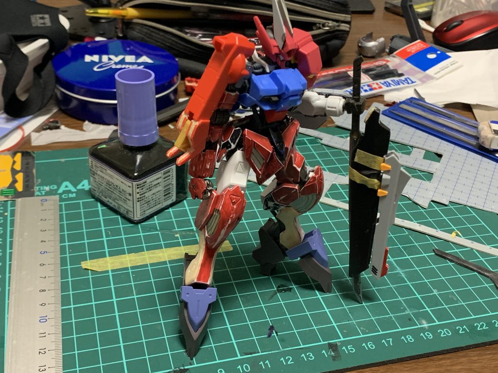 顔にオリジナリティが欲しかったので角を追加し、キマリスヴィダールの足とバルバトスルプスの脚のバランスを調節するためにパテを盛ったりしました